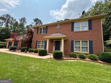 Peachtree City 4BR/2.5 BA Brick front home sits lovely on this on Braelinn Golf Club in Georgia - for sale on GolfHomes.com, golf home, golf lot