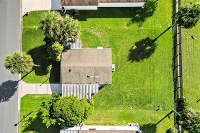 The beautiful weather is here, you should be too! This adorable on El Diablo Executive Golf Course in Florida - for sale on GolfHomes.com, golf home, golf lot