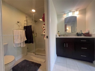 Spacious 2 bed 2 bath plus extra room! Clean & Bright unit on The Country Club At Boca Raton in Florida - for sale on GolfHomes.com, golf home, golf lot