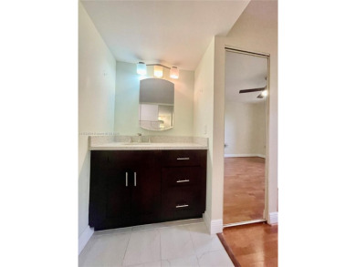 Spacious 2 bed 2 bath plus extra room! Clean & Bright unit on The Country Club At Boca Raton in Florida - for sale on GolfHomes.com, golf home, golf lot