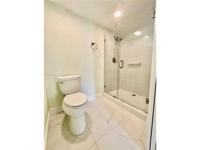 Spacious 2 bed 2 bath plus extra room! Clean & Bright unit on The Country Club At Boca Raton in Florida - for sale on GolfHomes.com, golf home, golf lot
