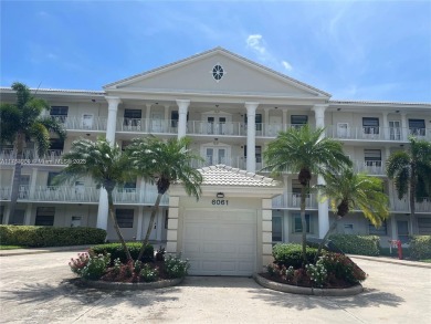 Spacious 2 bed 2 bath plus extra room! Clean & Bright unit on The Country Club At Boca Raton in Florida - for sale on GolfHomes.com, golf home, golf lot