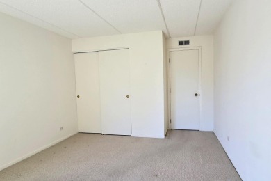 This light & neutral 2 bedroom 2 bath large (1380 sq. ft.) Cedar on Heather Ridge Golf Club in Illinois - for sale on GolfHomes.com, golf home, golf lot