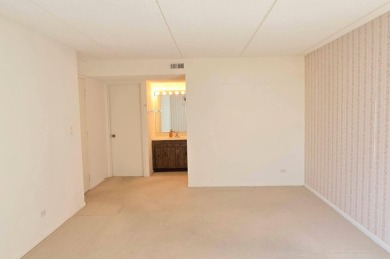 This light & neutral 2 bedroom 2 bath large (1380 sq. ft.) Cedar on Heather Ridge Golf Club in Illinois - for sale on GolfHomes.com, golf home, golf lot