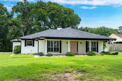 Welcome to the Cedar Creek Country Club in this 4BR 2B home on Cedar Creek Country Club in Texas - for sale on GolfHomes.com, golf home, golf lot