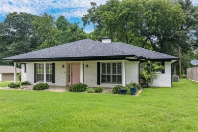 Welcome to the Cedar Creek Country Club in this 4BR 2B home on Cedar Creek Country Club in Texas - for sale on GolfHomes.com, golf home, golf lot