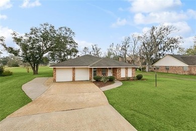 This spacious well maintained three bedroom, two bathroom homes on Willowdale Country Club in Louisiana - for sale on GolfHomes.com, golf home, golf lot