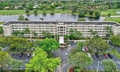 Spacious 3BR/2BA condo with 1,620 sq ft of bright, airy living on Oaks Country Club in Florida - for sale on GolfHomes.com, golf home, golf lot