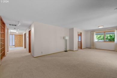 Calling all golfers and anyone looking for a beautiful condo in on Longview Country Club in Washington - for sale on GolfHomes.com, golf home, golf lot