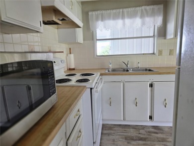 ZELLWOOD STATION 2 Bedroom 2 bath home located in Citrus Ridge on Zellwood Station Country Club in Florida - for sale on GolfHomes.com, golf home, golf lot