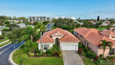 Ocean Village on South Hutchinson Island! 2 bedroom, 2 bath, 2 on Ocean Village Golf Course in Florida - for sale on GolfHomes.com, golf home, golf lot