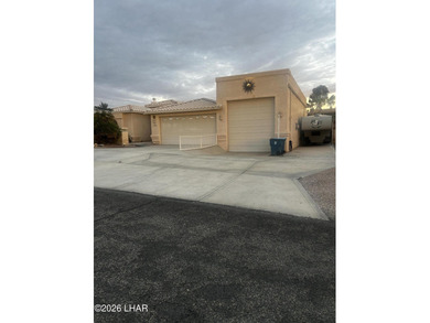 This centrally located 3-bedroom 3-bathroom home is only minutes on London Bridge Golf Course in Arizona - for sale on GolfHomes.com, golf home, golf lot