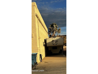 This centrally located 3-bedroom 3-bathroom home is only minutes on London Bridge Golf Course in Arizona - for sale on GolfHomes.com, golf home, golf lot