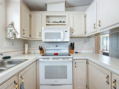 Escape the Cold & Embrace the Sunshine!

 Charming 2-Bed on Lily Lake Golf and RV Resort in Florida - for sale on GolfHomes.com, golf home, golf lot
