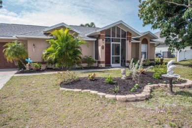 Don't miss out on this lovely 3 bedroom, 2 bath, 2 car garage on Pinemoor West Golf Club in Florida - for sale on GolfHomes.com, golf home, golf lot