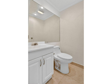 Welcome home! This one-story end-unit villa has 1 bedroom and 1 on Kings Point Golf - Executive in Florida - for sale on GolfHomes.com, golf home, golf lot