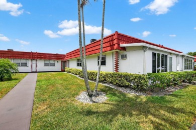Welcome home! This one-story end-unit villa has 1 bedroom and 1 on Kings Point Golf - Executive in Florida - for sale on GolfHomes.com, golf home, golf lot