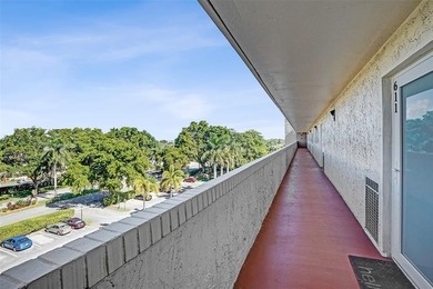 Stunningly remodeled 1 bed, 1.5 bath Penthouse condo in 55+ on Hollybrook Golf and Tennis Club  in Florida - for sale on GolfHomes.com, golf home, golf lot
