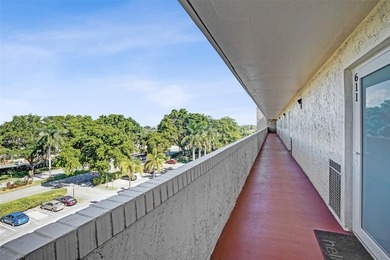 Stunningly remodeled 1 bed, 1.5 bath Penthouse condo in 55+ on Hollybrook Golf and Tennis Club  in Florida - for sale on GolfHomes.com, golf home, golf lot