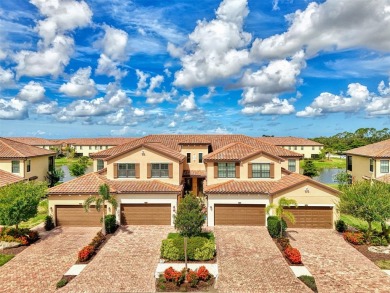 *Live like you're on Vacation* in this Luxurious Modern Coach on Plantation Golf and Country Club in Florida - for sale on GolfHomes.com, golf home, golf lot