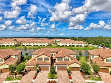 *Live like you're on Vacation* in this Luxurious Modern Coach on Plantation Golf and Country Club in Florida - for sale on GolfHomes.com, golf home, golf lot