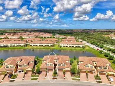 *Live like you're on Vacation* in this Luxurious Modern Coach on Plantation Golf and Country Club in Florida - for sale on GolfHomes.com, golf home, golf lot