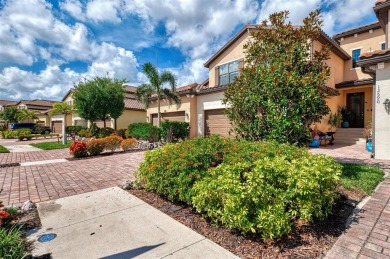 *Live like you're on Vacation* in this Luxurious Modern Coach on Plantation Golf and Country Club in Florida - for sale on GolfHomes.com, golf home, golf lot