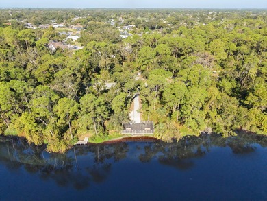 (Some photos virtually staged)Welcome to a home in a family on Palm Aire Country Club of Sarasota in Florida - for sale on GolfHomes.com, golf home, golf lot