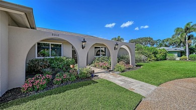 (Some photos virtually staged)Welcome to a home in a family on Palm Aire Country Club of Sarasota in Florida - for sale on GolfHomes.com, golf home, golf lot
