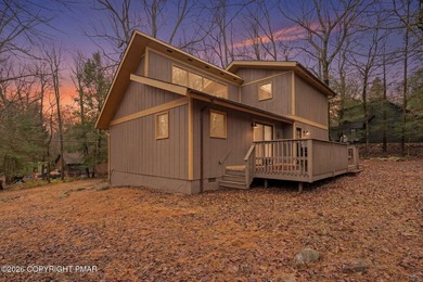 Discover exceptional value in this open-concept furnished 3 on Split Rock Resort and Country Club in Pennsylvania - for sale on GolfHomes.com, golf home, golf lot