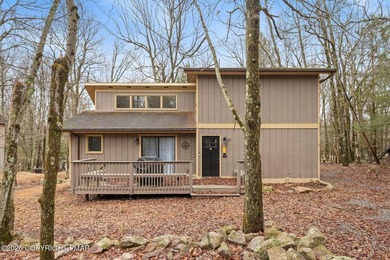 Discover exceptional value in this open-concept furnished 3 on Split Rock Resort and Country Club in Pennsylvania - for sale on GolfHomes.com, golf home, golf lot