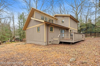 Discover exceptional value in this open-concept furnished 3 on Split Rock Resort and Country Club in Pennsylvania - for sale on GolfHomes.com, golf home, golf lot