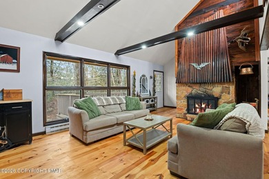 Discover exceptional value in this open-concept furnished 3 on Split Rock Resort and Country Club in Pennsylvania - for sale on GolfHomes.com, golf home, golf lot