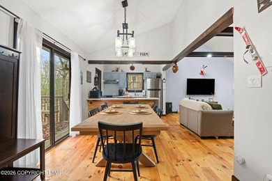 Discover exceptional value in this open-concept furnished 3 on Split Rock Resort and Country Club in Pennsylvania - for sale on GolfHomes.com, golf home, golf lot