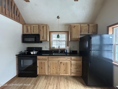 Located in the desirable Emerald Lakes community this 3 bedroom on Pinecrest Lake Golf and Country Club in Pennsylvania - for sale on GolfHomes.com, golf home, golf lot