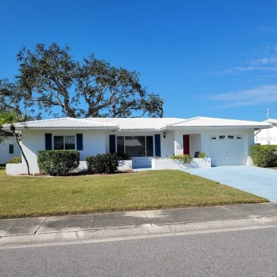 New to the market! This Eden model home offers 2 bedrooms, 2 on Mainlands Golf Club in Florida - for sale on GolfHomes.com, golf home, golf lot