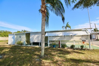 **ENORMOUS LIVING SPACE IN GOLDEN GATE** Enjoy one of the on Mainlands Golf Club in Florida - for sale on GolfHomes.com, golf home, golf lot