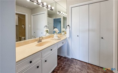 Gorgeous 2 bedroom 2 bath HORSESHOE BAY TOWNHOME - has been on Apple Rock Golf Course - Horseshoe Bay in Texas - for sale on GolfHomes.com, golf home, golf lot