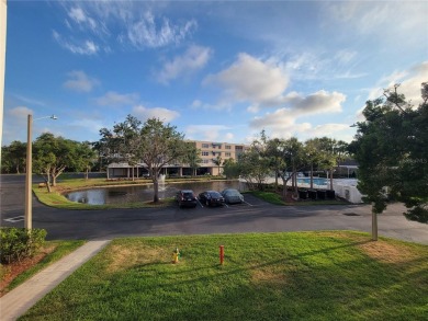 Under contract-accepting backup offers. Charming 2 bedroom 2 on Seminole Lake Country Club in Florida - for sale on GolfHomes.com, golf home, golf lot