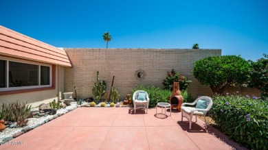 Welcome to this charming 2 bed, 2 bath townhome in Sun City on Sun City Lakes West and East in Arizona - for sale on GolfHomes.com, golf home, golf lot