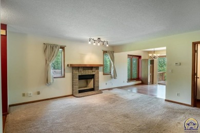 Don't miss this well-maintained and move-in-ready half-duplex on Lake Shawnee Golf Course in Kansas - for sale on GolfHomes.com, golf home, golf lot