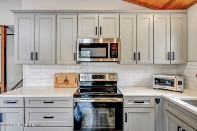 Unwind from a busy life to 1266 Longrifle. Sharing the relaxed on Lake Naomi Timber Trails Golf Club in Pennsylvania - for sale on GolfHomes.com, golf home, golf lot