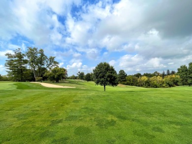 Location! Location! Easy Living Step Free/One Level Living from on Fort Mitchell Country Club in Kentucky - for sale on GolfHomes.com, golf home, golf lot