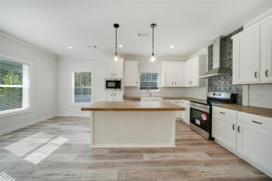 Under contract-accepting backup offers. Cute as a button!!! This on Bobcat Trail Golf Club in Florida - for sale on GolfHomes.com, golf home, golf lot