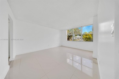 Beautifully maintained condo located in a desirable 55+ on Inverrary Country Club in Florida - for sale on GolfHomes.com, golf home, golf lot