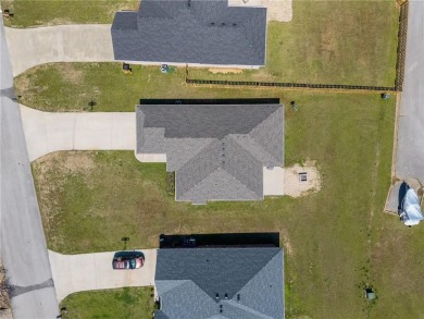 Like new 3bedroom 2 bath home on the island. Looking for a place on Holiday Island Executive Golf Course in Arkansas - for sale on GolfHomes.com, golf home, golf lot