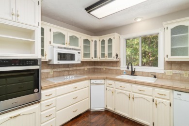 This 3 bedroom, 2.5 baths, 2846 sq ft, Victorian style home on DeSoto Golf Course in Arkansas - for sale on GolfHomes.com, golf home, golf lot
