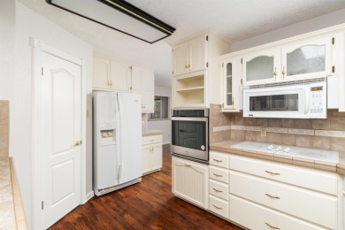 This 3 bedroom, 2.5 baths, 2846 sq ft, Victorian style home on DeSoto Golf Course in Arkansas - for sale on GolfHomes.com, golf home, golf lot