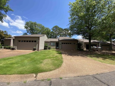 Beautiful remodeled condo with a lovely view of the 18th fairway on Indian Hills Country Club in Arkansas - for sale on GolfHomes.com, golf home, golf lot
