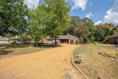 This 3-bedroom, 3-bath 1-level home on Ridge Road at Eden Isle on Red Apple Inn and Country Club in Arkansas - for sale on GolfHomes.com, golf home, golf lot